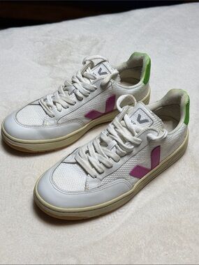 VEJA V-12 LEATHER SNEAKER 👟 Size 7 Woman’s